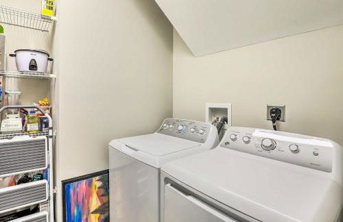 Modern Candler Home with Deck and Yard! - Foto 23