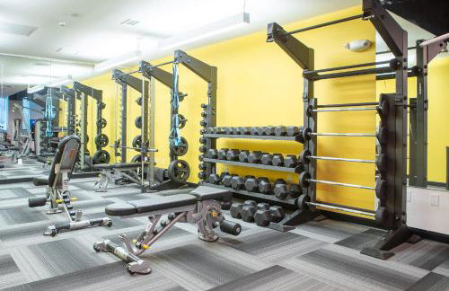 Modern East Side 1BR Apt with Balcony, Pool, and Gym - Foto 40