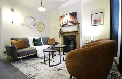 Stylish & Cosy Stay 2-Bed House Train Station Hospital Garden Fast WiFi - Foto 1