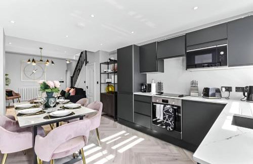 The Ultimate Hangout 4BR Modern House with Garden - Photo 1