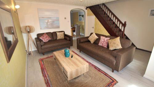 3 Bed Semi - Sleeps 5 - Private Garden & Parking - Quiet Cul De Sac Location - Dog Friendly - Fast Wifi - Close to Motorway Access - Foto 5