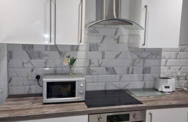 Newly Refurbished 2- Bed Stylish Home - Foto 1