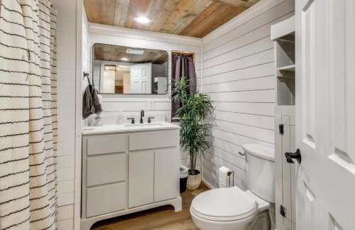Private Dock + Fire Pit: Point A Lake Retreat! - Foto 18