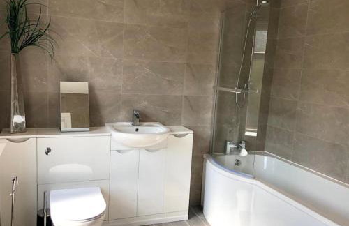 Rhondda Valleys with Breathtaking Riverside Views - Foto 13