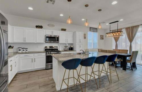 Serenity Retreat: 3BR, Heated Pool, Parking - Foto 13