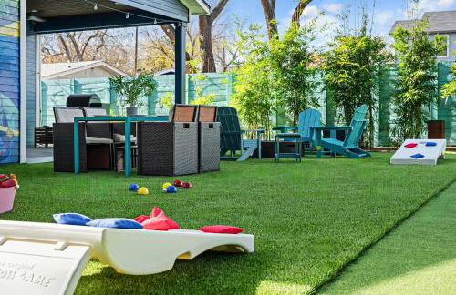 Austin Oasis Spacious 4BR Retreat with Hot Tub Cowboy Pool and Infrared Sauna Perfect for Families and Bachelorettes - Photo 9