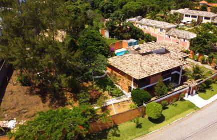 Belíssima Casa com extensa área externa - piscina, sauna, churrasqueira e campo de futebol - com 5 suítes e a 500 metros da Rua das Pedras - Foto 3