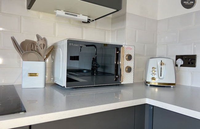 City Centre 1-bed Apartment in Preston With Sky - Photo 3