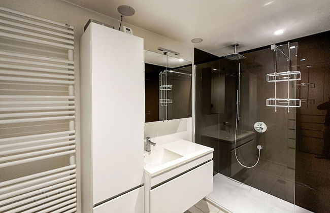 Spacious Seaside Apartment - Photo 10