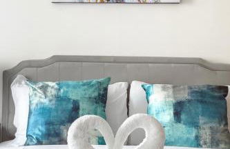 Modern Top-Floor 2-Bedroom, 2-Bathroom Apartment with Lift & a Private Balcony, Sleeps 6 - Foto 13