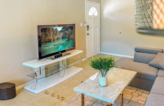 Modern Retreat With Spacious Yard Cozy Interiors - Foto 2