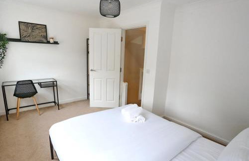 3Bed Manchester Home · Parking · Near AO Arena - Pass the Keys - Photo 22