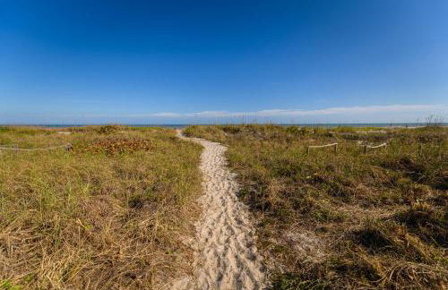 Enchanting 2-Bedroom Ground Floor Beach Condo at Cape Canaveral WiFi & AC - Foto 48