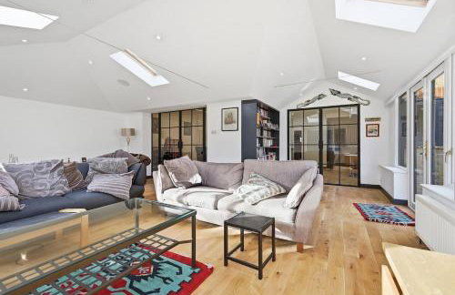 Four Bed House by Brookland Stays Serviced Accommodation Short Lets Brentwood with Free WiFi - Foto 14