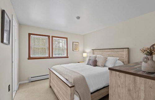 3BR Lake Luzerne Retreat with Game Room & Cozy Fire Pit - Foto 19