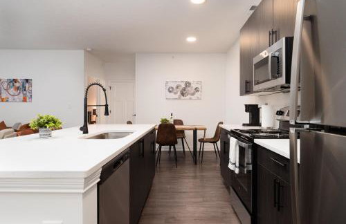 Sunrise Glow Spacious 2BR 2BA 2 King Beds Gym WFH - Foto 13