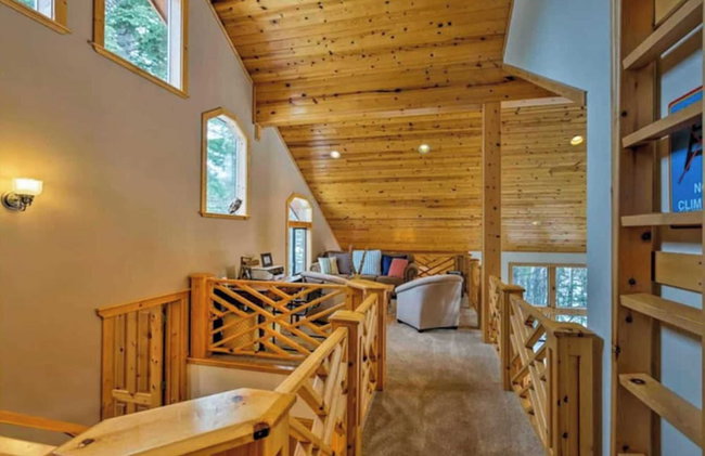 Black Bear by Avantstay Spacious Viking Lodge in Tahoe Donner w/ Game Room & Hot Tub! - Photo 9