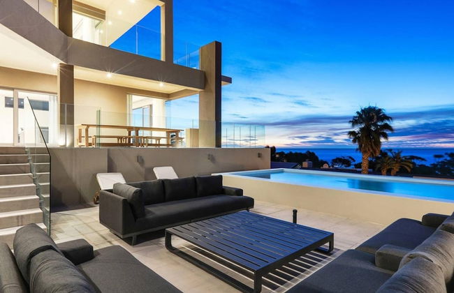 Large 9 Bedroom Villa in Camps Bay w Pool Apostles Views - Photo 1