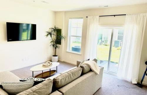 New Intown Waterfront Townhome wPool & Location - Foto 23