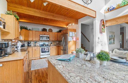 Lakefront with Beach Game Room Fire-pit and More - Foto 68