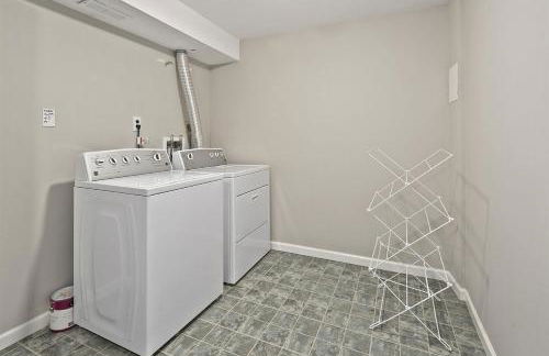 Luxury End Unit Townhome Just 40 Minutes from DC, Pet-Friendly, Privacy Fenced - Foto 16