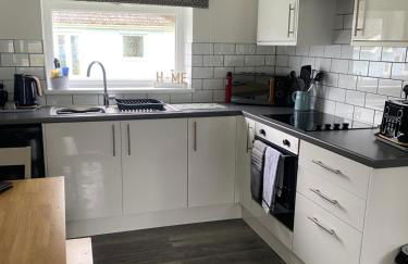 37 Gower holiday village Ty Seren Cosy 2 bedroom chalet with a seasonal indoor pool - Foto 7