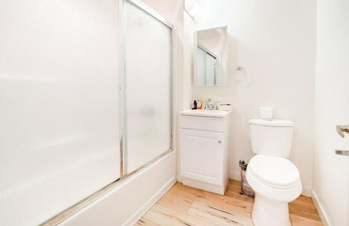 Modern 3 Bedroom 3 Level Loft in Hollywood Sleeps 10 Free Gated Parking Full Kitchen - Photo 20