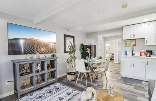 Entire Private Home with 2 Bedrooms 1 Bathroom, Gated Yard, Driveway Parking, Available Now - Foto 7