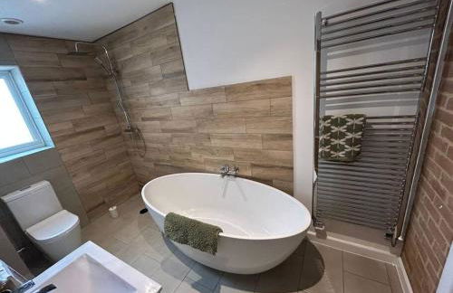 3 - Rabbit Warren, Bright décor home & private hot tub - Photo 2