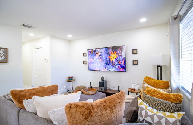 Good Vibes Oasis- Cozy Townhome With Parking - Photo 7