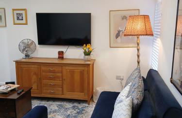 Luxury 1 bed apartment close to Airport and Exhibition centre ideal for short long term stays very cosy nicely furnished for comfort with all mod cons FreeParking on site Free WIFI - Foto 28
