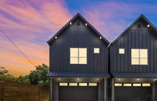 Black House - Downtown Elegance with HotTub and King Beds - Photo 3