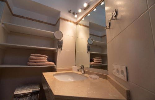 Quiet house in village center with mountains views - Photo 29