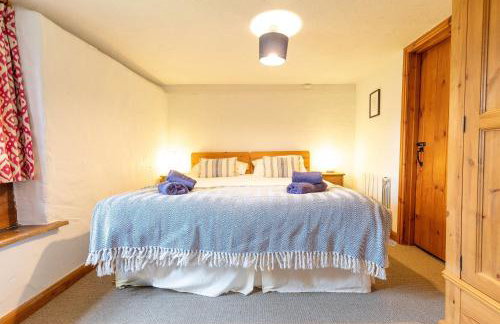 Smiddy Cottage, Historic Village Hub with Spacious Lounge, High Ceilings, and Wood Stove - Foto 10