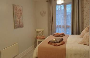 Beautiful Marina Apartment with private garden, flexible bedrooms with zip & link beds - Photo 5