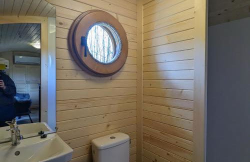 Roulotte cosy avec jacuzzi et spa, massages bien-être, nature et calme, près de Lyon - FR-1-582-477 - Foto 8