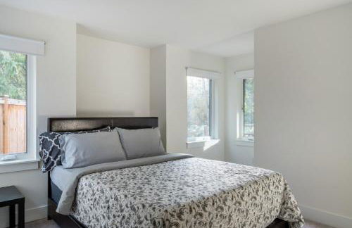 Elegant 3-Story House with Private Backyard in WA - Photo 38