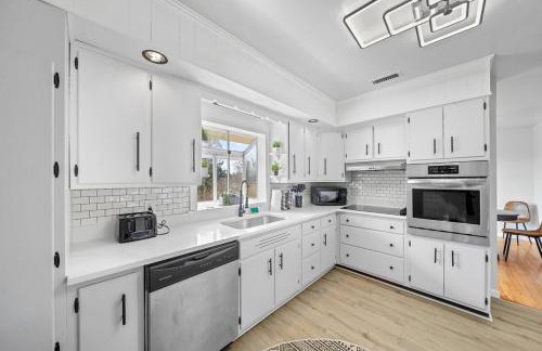 Comfort, Fun, & Charming - 5BR Oasis with Pool - Foto 15