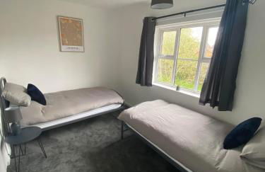 Spacious & modern 3 bed house - Foto 7