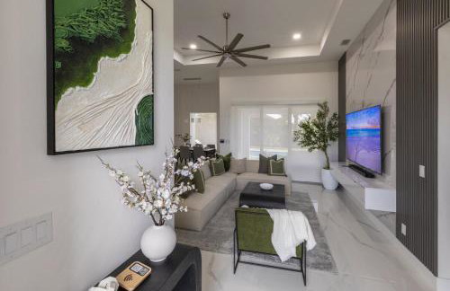 KING BED - FREE Pool Heat - 85 in TV - 4BR Villa - Foto 25