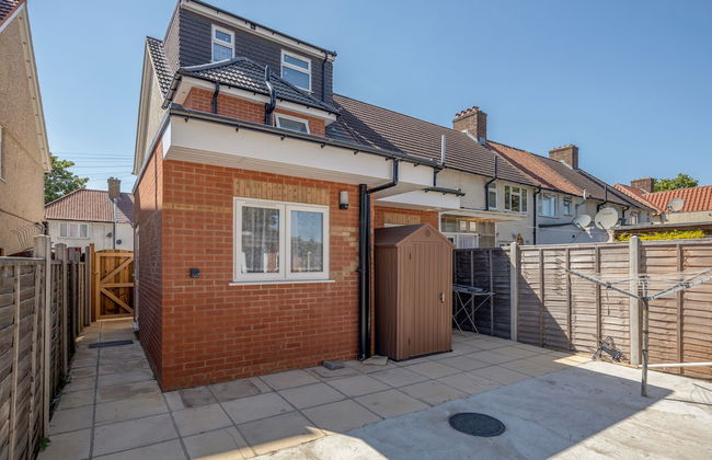 Remarkable 1-bed Studio in Dagenham - Photo 10