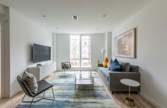 Lavish 3BR Retreat w Private Rooftop Deck Near NYC - Foto 1