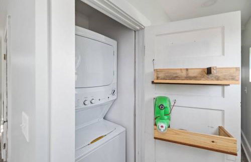 The Lyellton House: Water View, Steps from Beach - Foto 31