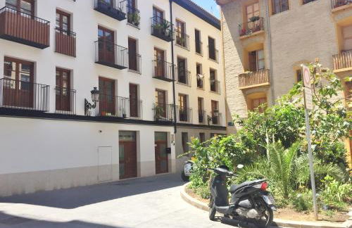 Superb Central Market Apt - Photo 18