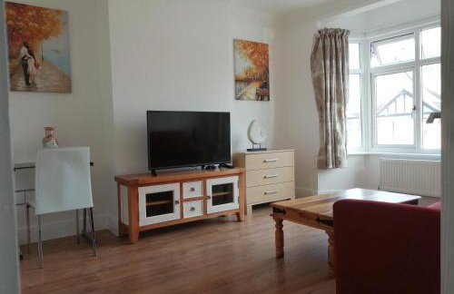 Lovely 3 Bedrooms Flat Near Romford Station With Free Parking - Foto 1
