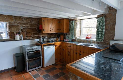 Beautiful Cornish barn in the stunning Lamorna valley with large garden - Photo 11