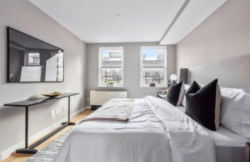 3BR Penthouse Suite with Massive Private Rooftop - Photo 15