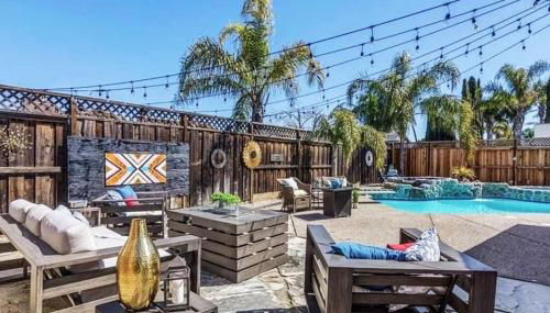 Stunning Modern Home King Bed Pool Jacuzzi Fire pit - Photo 3, Garden, sunbed