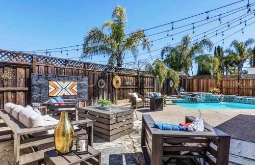 Stunning Modern Home King Bed Pool Jacuzzi Fire pit - Foto 3