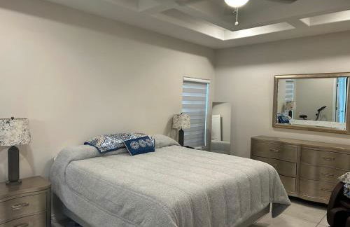 Modern 4 bedroom house close to Loop 20, TAMIU, Airport, and Hospitals - Foto 9